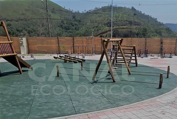 piso playground praca publica