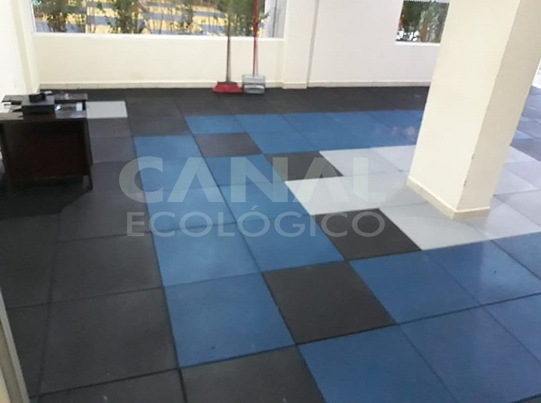 piso de borracha salao de jogos